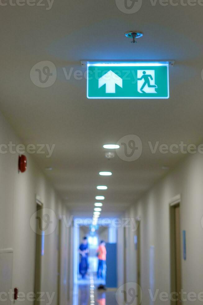 señal de salida de emergencia contra incendios en el fondo de la pared dentro del edificio. concepto de seguridad foto