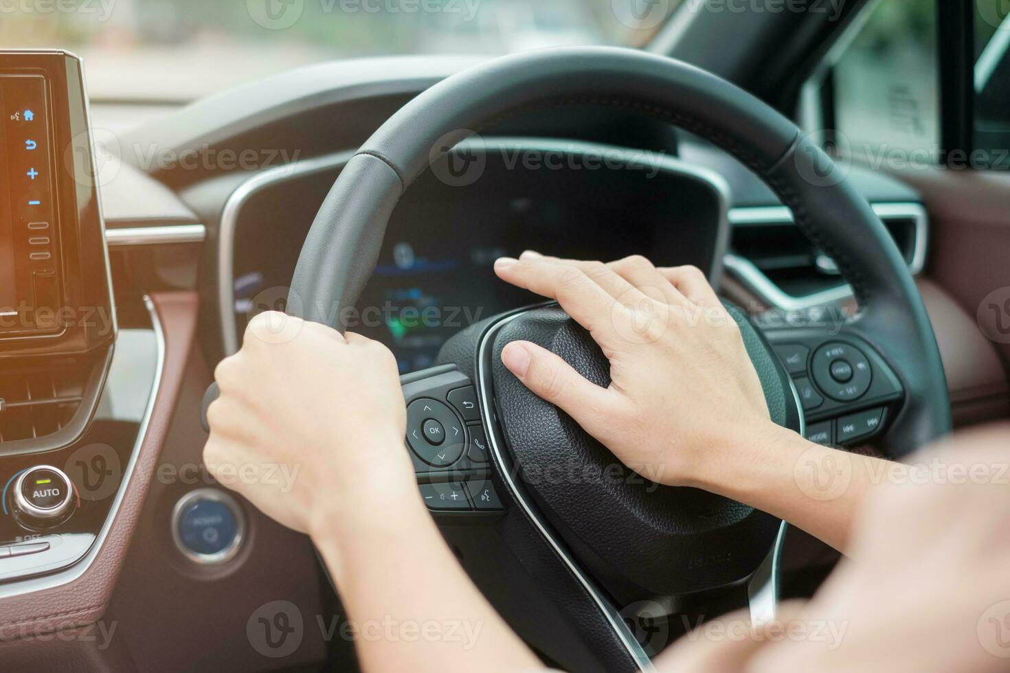 mujer conductora tocando la bocina de un automóvil durante la conducción en la carretera de tráfico, controlando a mano el volante en el vehículo. conceptos de transporte de viaje, viaje y seguridad foto