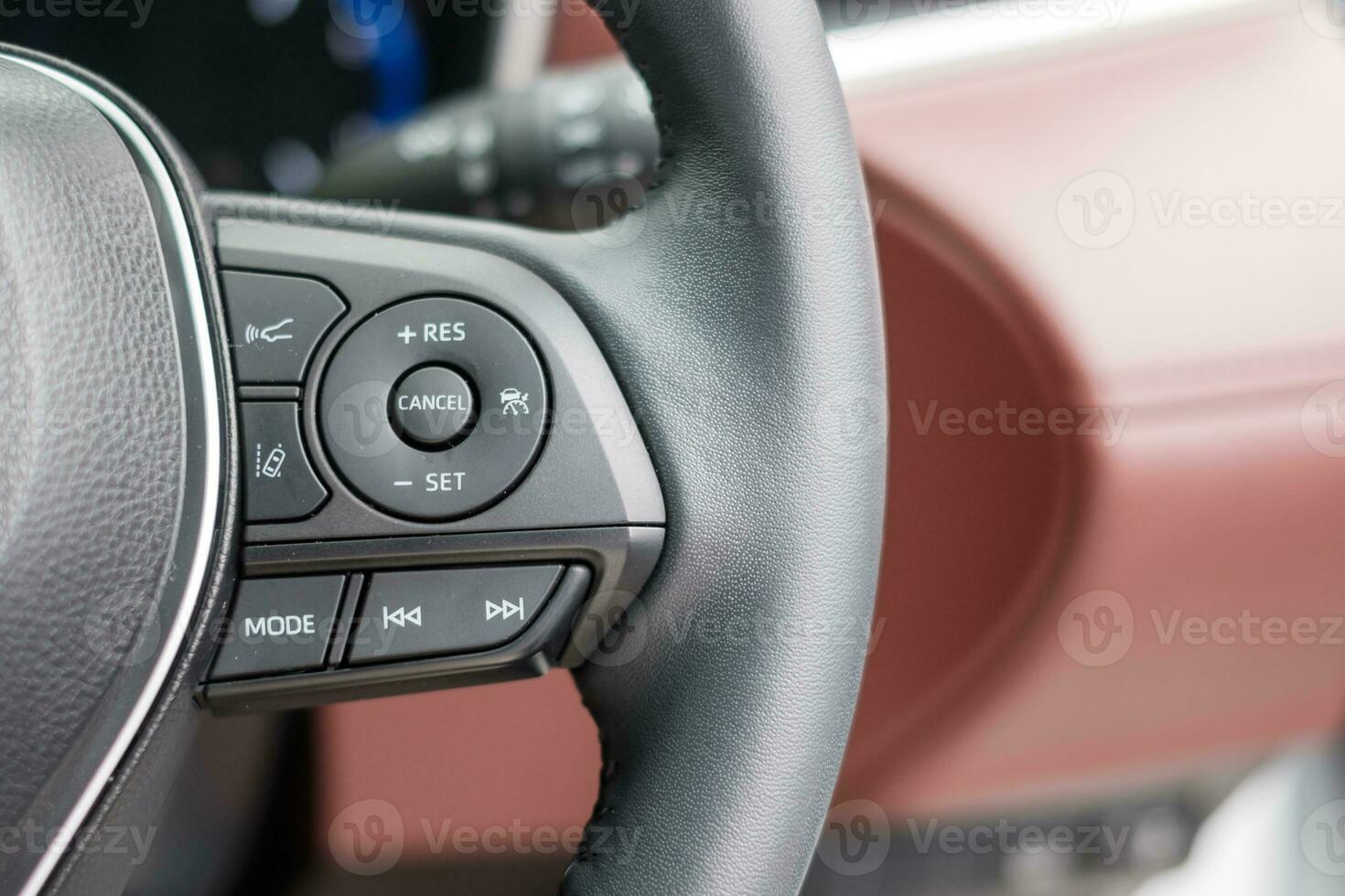 controlar el volante en un automóvil eléctrico moderno. conceptos de transporte de tecnología, viaje, viaje y seguridad foto