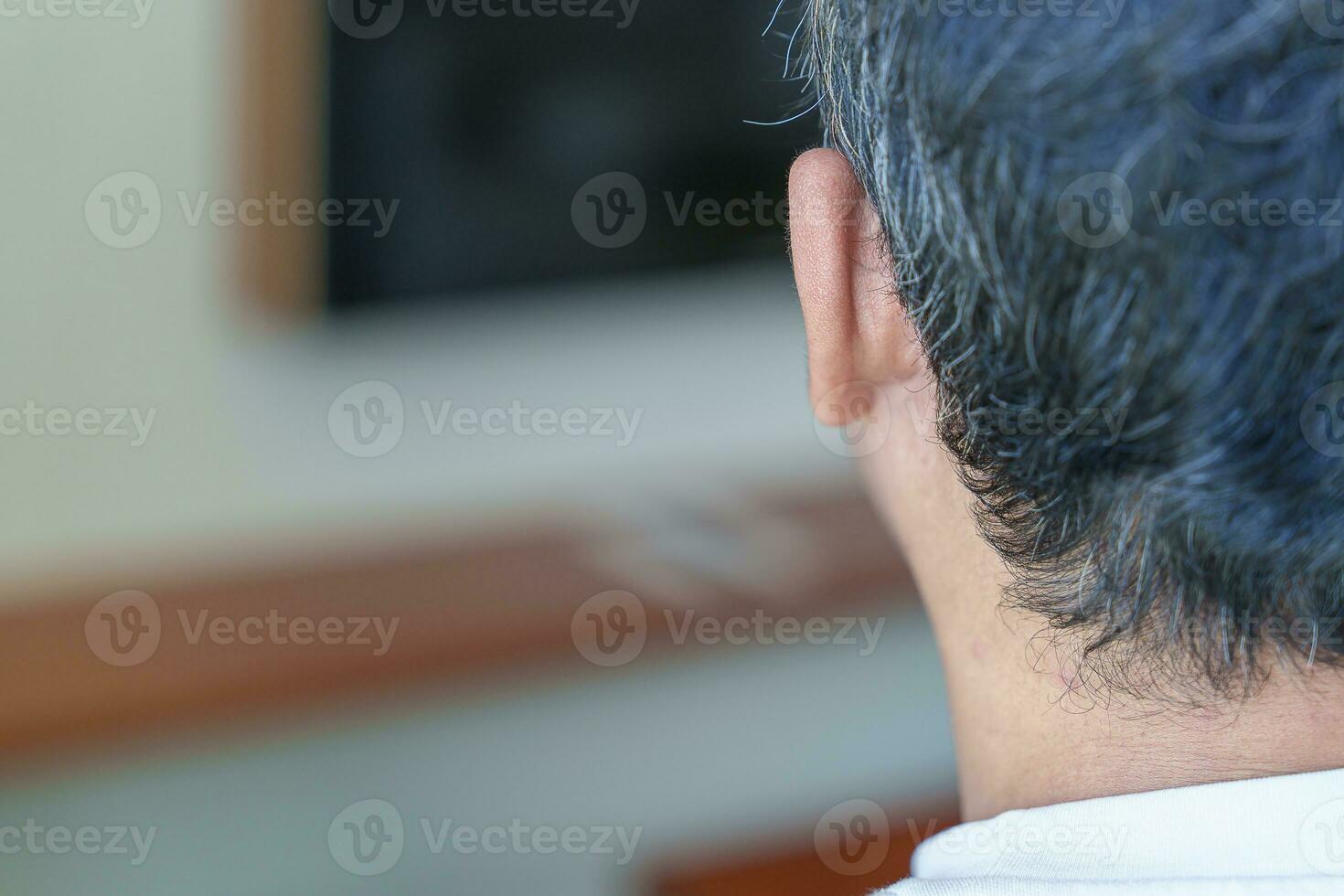 hombre asiático con cabello gris y blanco creciendo. concepto de problema de cabello foto