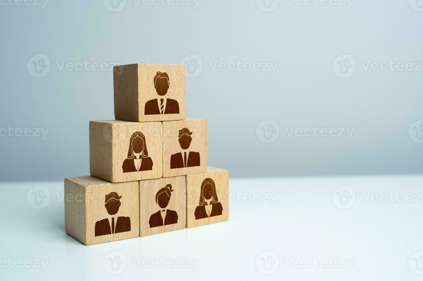 pirámide de bloques con trabajadores poniendo personas en su lugares. montar un equipo de empleados. cómo muchos trabajadores lata usted efectivamente administrar. contratación y reclutamiento nuevo miembros foto