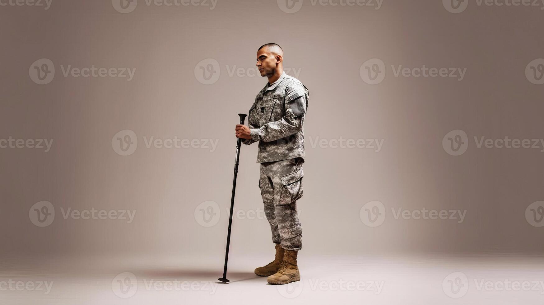 lleno longitud retrato de ciego discapacitado soldado con caminando palo en un gris antecedentes. generativo ai. foto