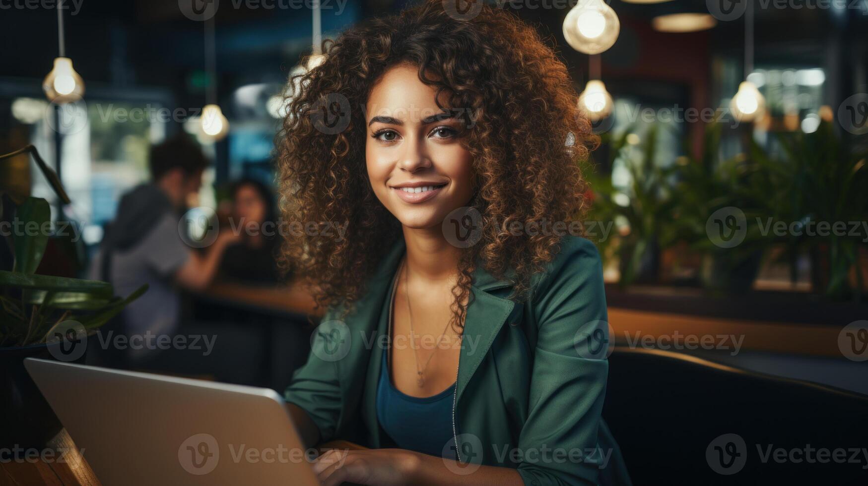 retrato de sonriente mujer de negocios utilizando ordenador portátil en café tienda a escritorio. generativo ai. foto