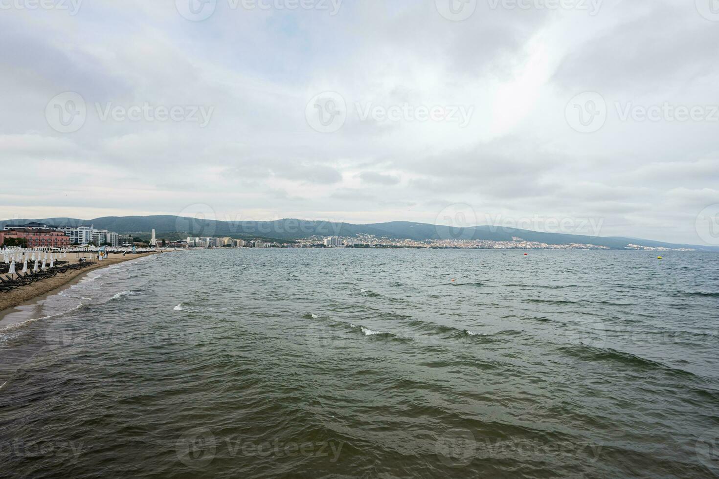 ver de el ciudad soleado playa desde el mar, Bulgaria. foto