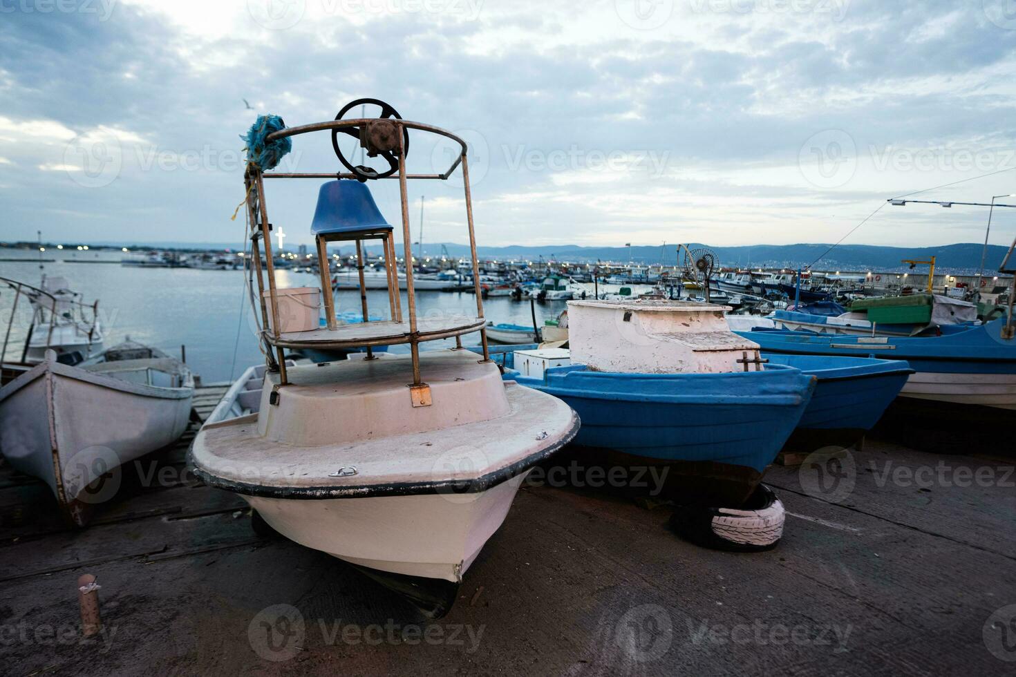 pescar barcos en el Puerto de nessebar, Bulgaria. foto