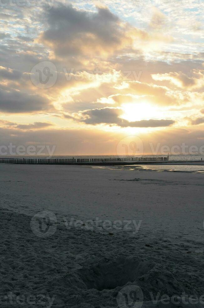 puesta del sol a wangerooge isla foto