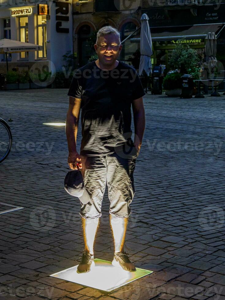 el ciudad de caballero en Bélgica a noche foto