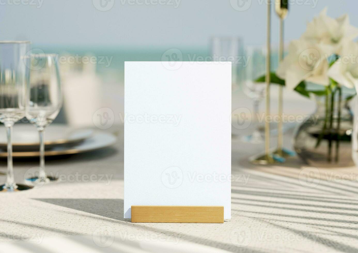 Bosquejo blanco blanco espacio tarjeta, para saludo, mesa número, Boda invitación modelo en Boda mesa ajuste antecedentes. con recorte camino. 3d representación foto