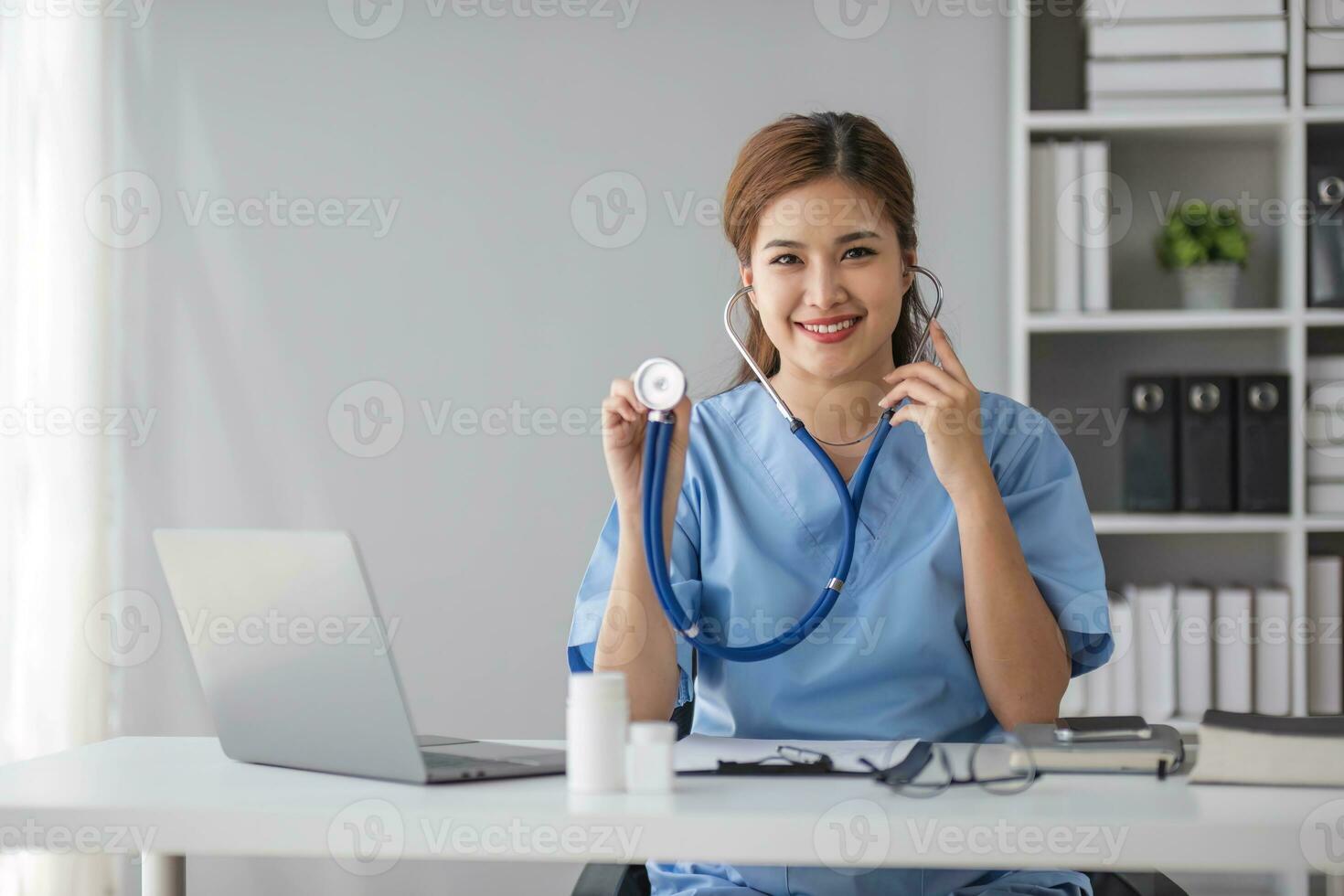 un farmacéutico participación un botella de pastillas.mujer químico el farmacia trabajos a el computadora mostrador.femenino farmacéutico trabajando a un negocio de farmacia, farmacia, profesional salud cuidado. foto