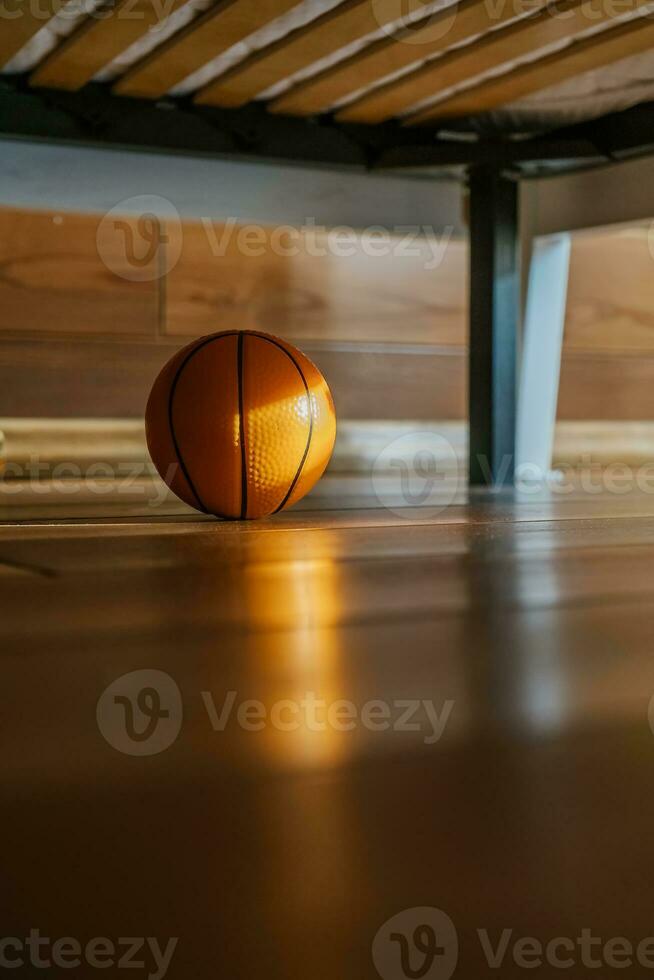 un para niños baloncesto debajo el cama en el Dom. foto