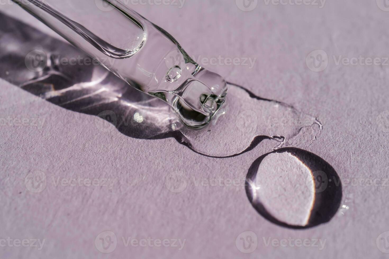 un cosmético producto fluye fuera de un pipeta con burbujas foto
