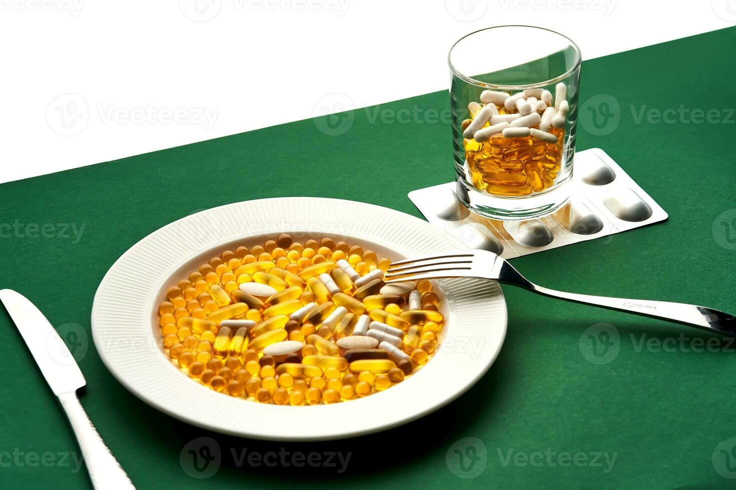 un plato y un vaso con vitaminas y otro médico preparativos. foto