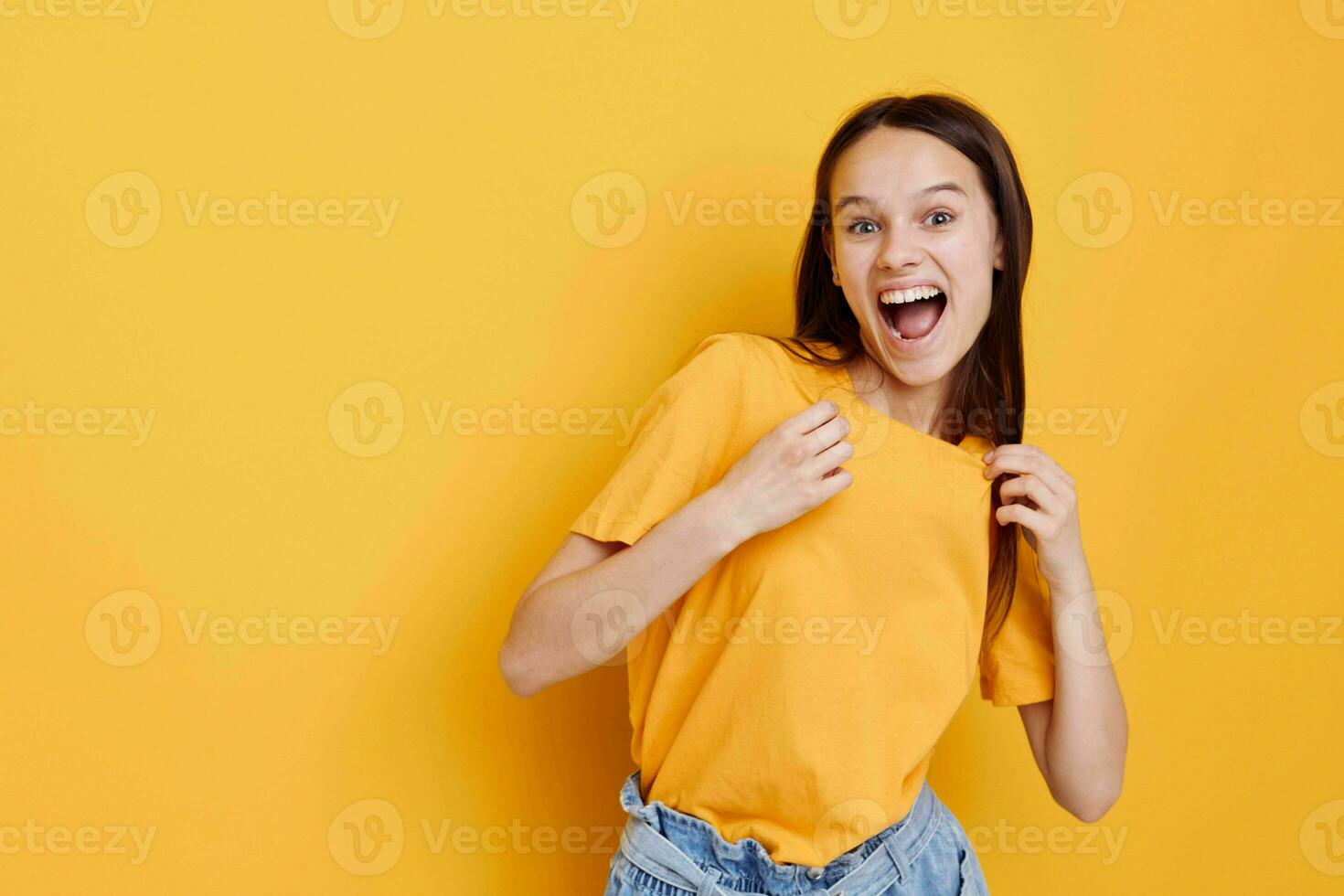 hermosa niña Moda en amarillo camiseta mezclilla pantalones cortos estilo  de vida inalterado 25695707 Foto de stock en Vecteezy