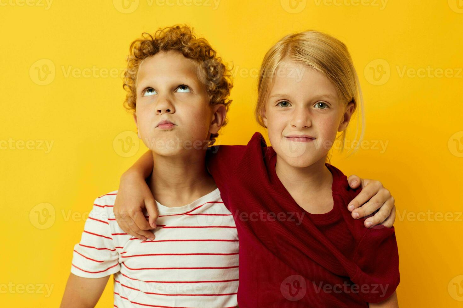 alegre niños casual vestir juegos divertido juntos en de colores antecedentes foto