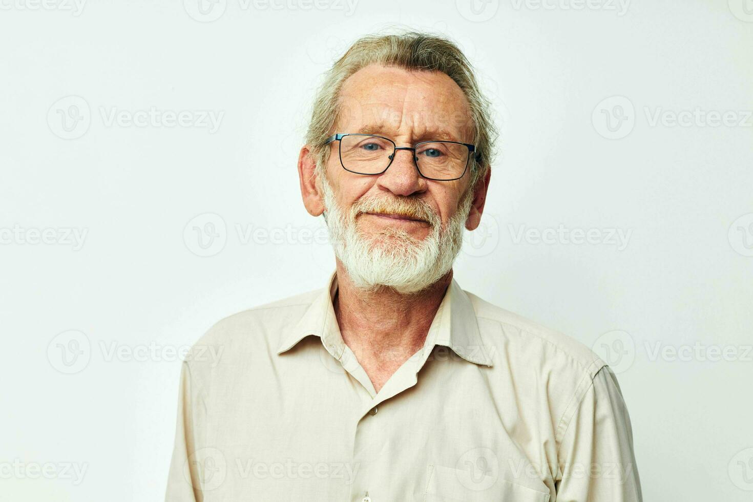 retrato de contento mayor hombre sonrisa emoción mano gesto ligero antecedentes foto