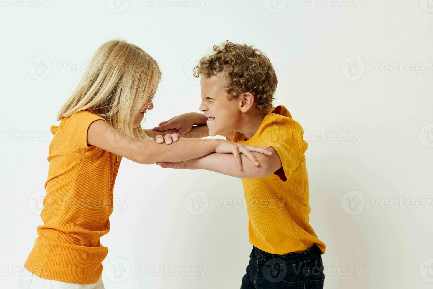 chico y niña casual vestir juegos divertido juntos posando emociones pelea aislado antecedentes inalterado foto