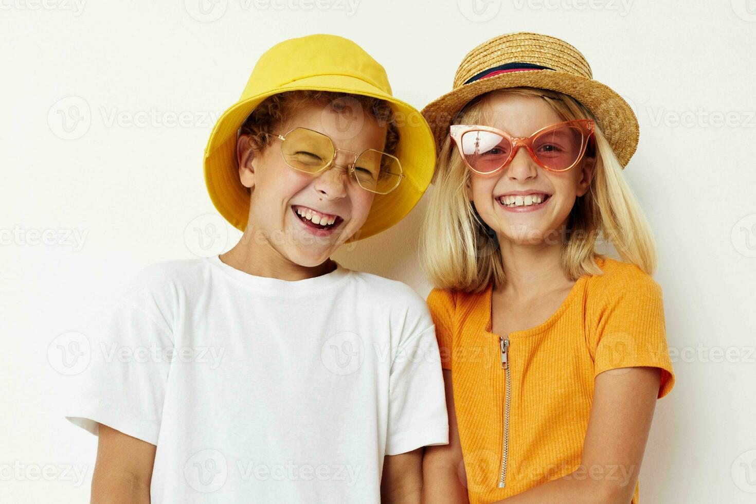 gracioso chico y niña vistiendo sombreros posando Moda ligero antecedentes foto