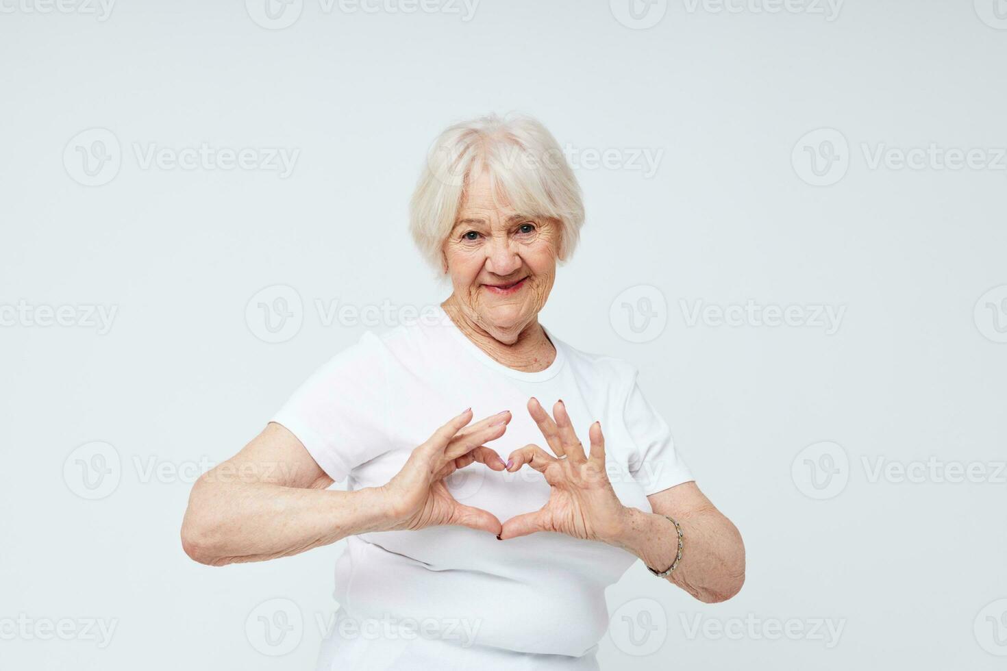 retrato de un antiguo simpático mujer en un blanco camiseta recortado ver foto