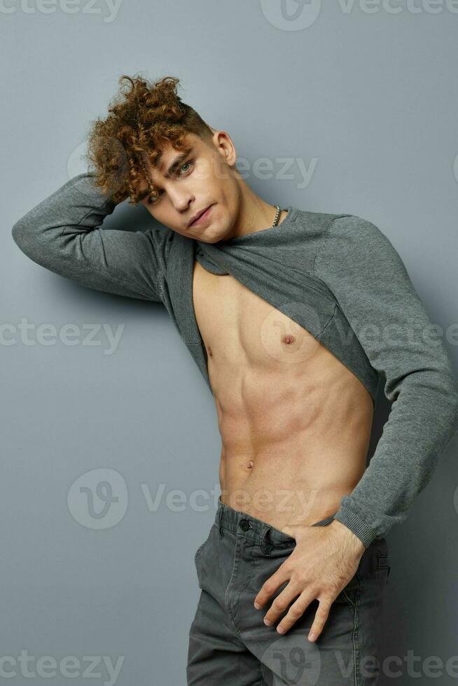 hermoso joven hombre sexy posando yo confianza estilo de vida inalterado foto