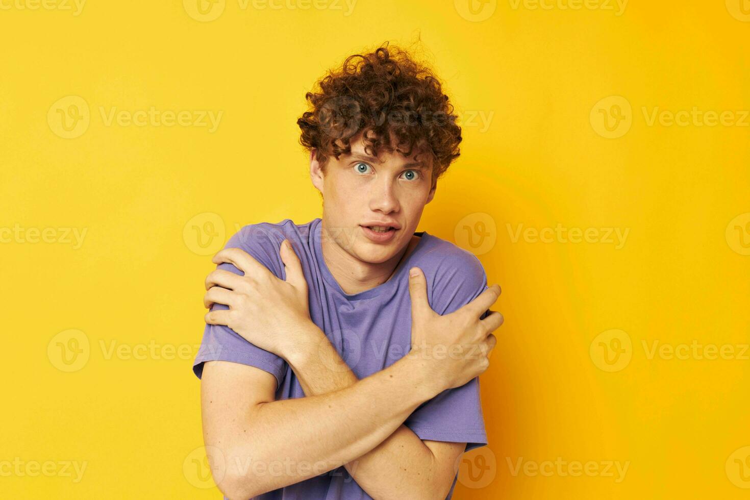 rojo peludo chico verano posando estilo Moda amarillo antecedentes foto
