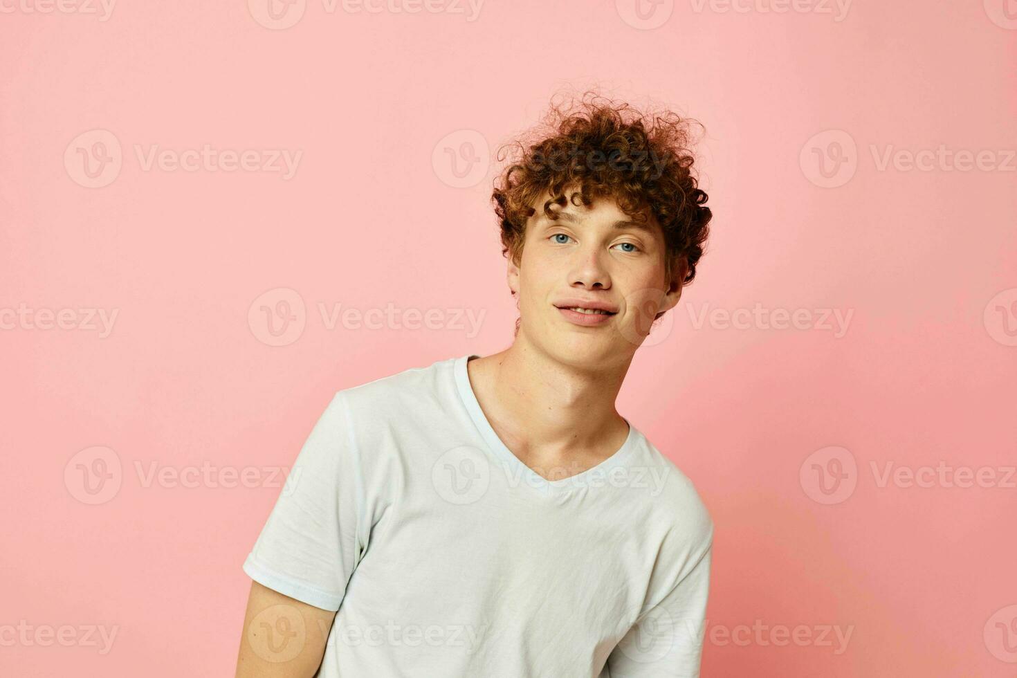 chico con rojo Rizado pelo en blanco camiseta casual vestir emociones aislado antecedentes inalterado foto