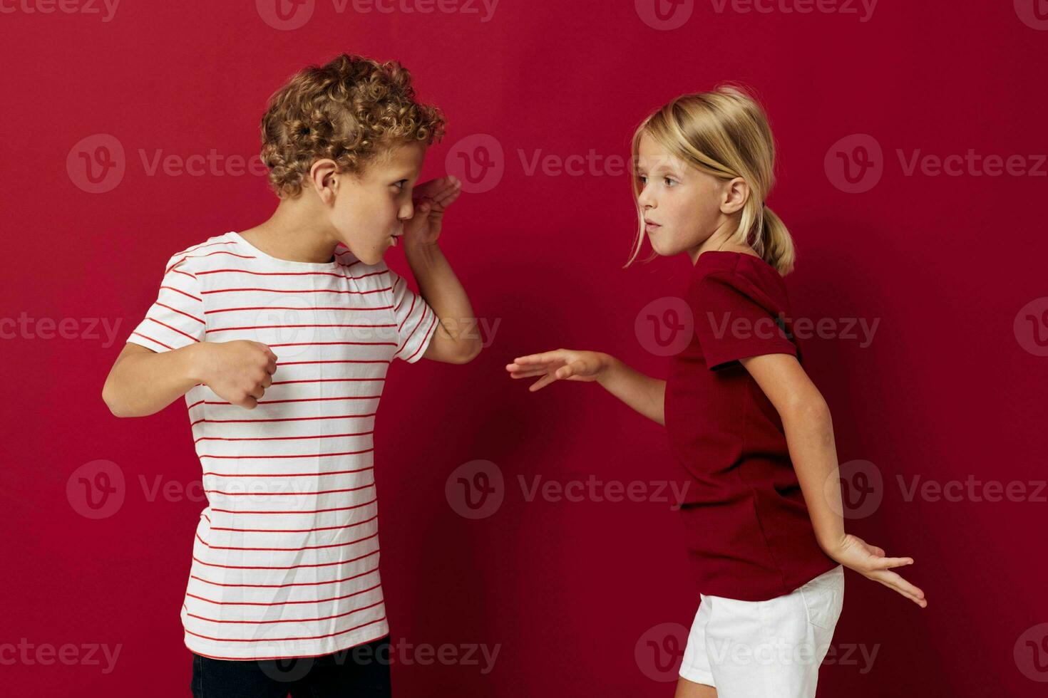 linda elegante niños divertido infancia entretenimiento rojo antecedentes foto