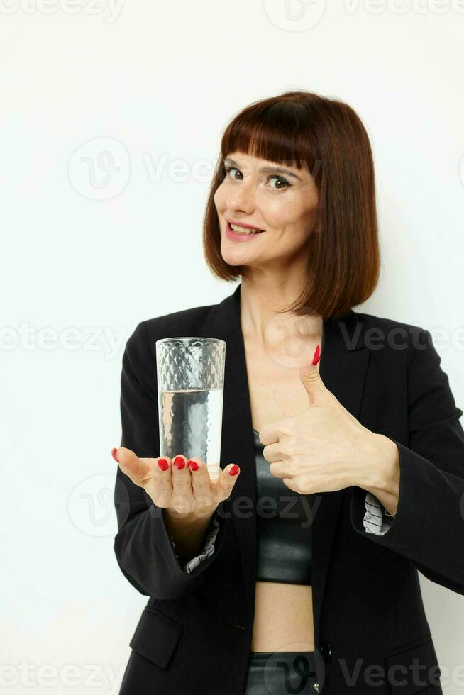 hermosa mujer negro chaqueta transparente vaso con agua estilo de vida inalterado foto