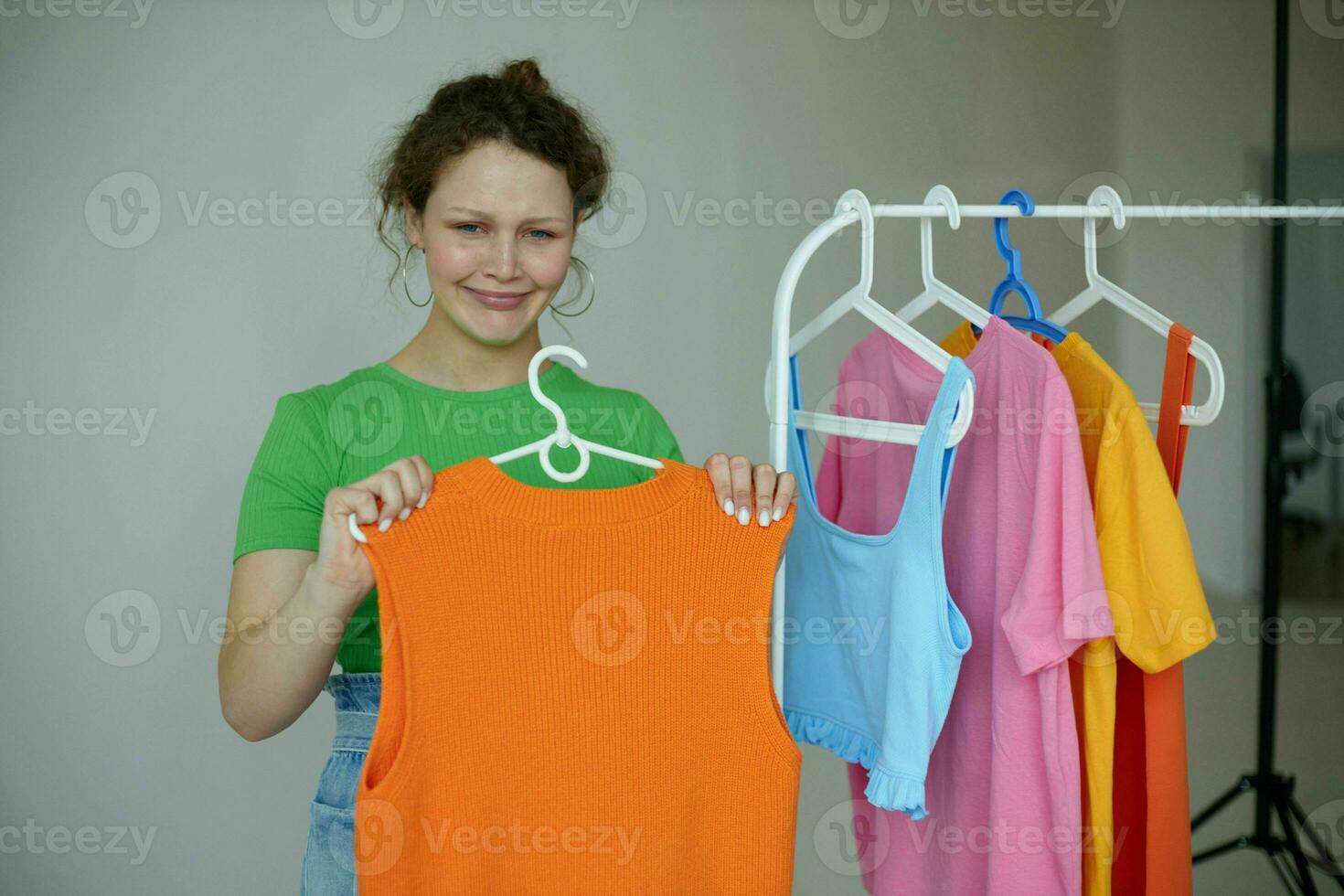 alegre mujer guardarropa vistoso ropa juventud estilo aislado antecedentes inalterado foto