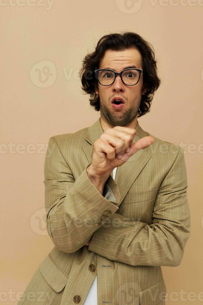 hermoso hombre con gafas beige traje elegante estilo estilo de vida inalterado foto