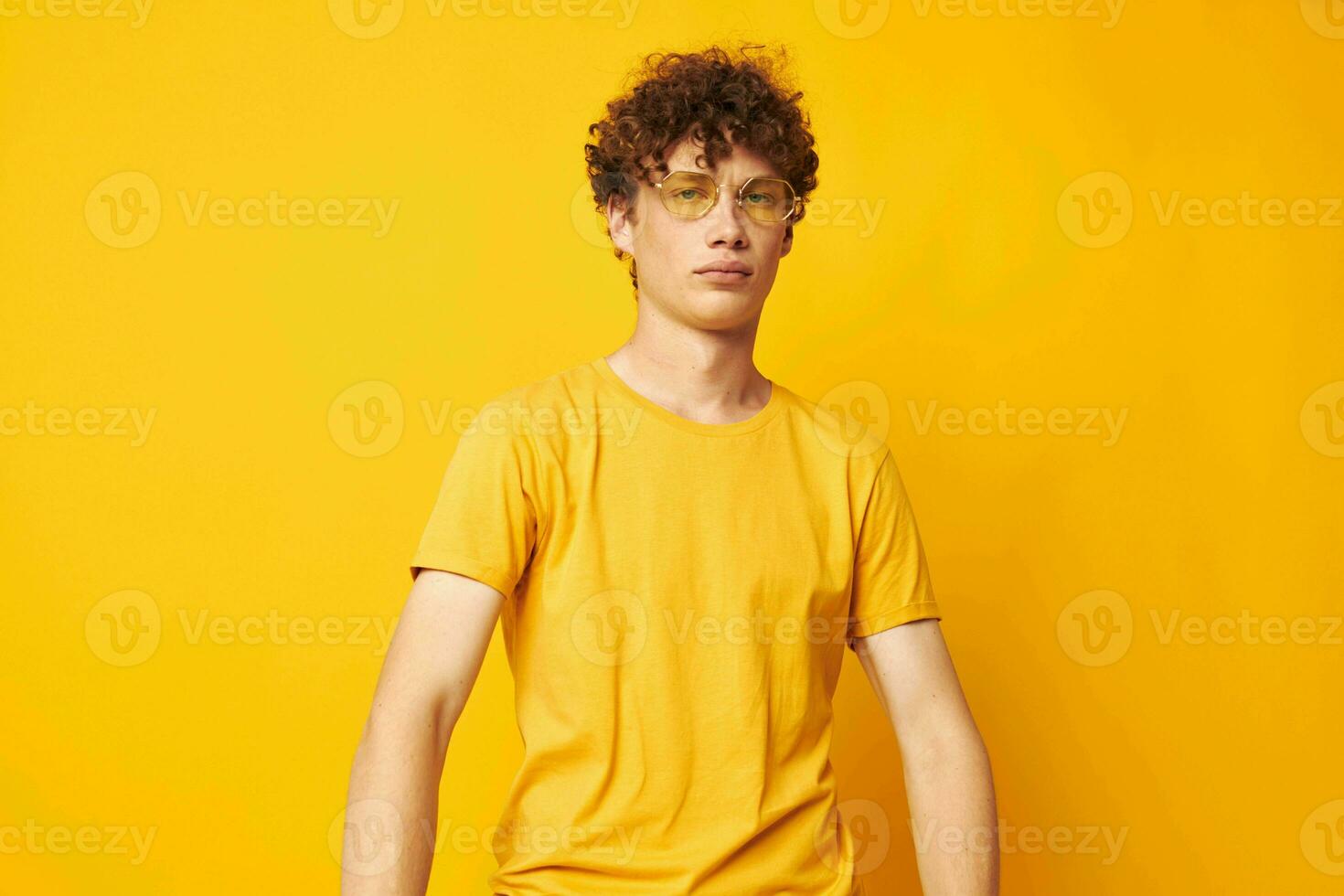 linda Pelirrojo chico vistiendo elegante lentes amarillo camiseta posando estilo de vida inalterado foto