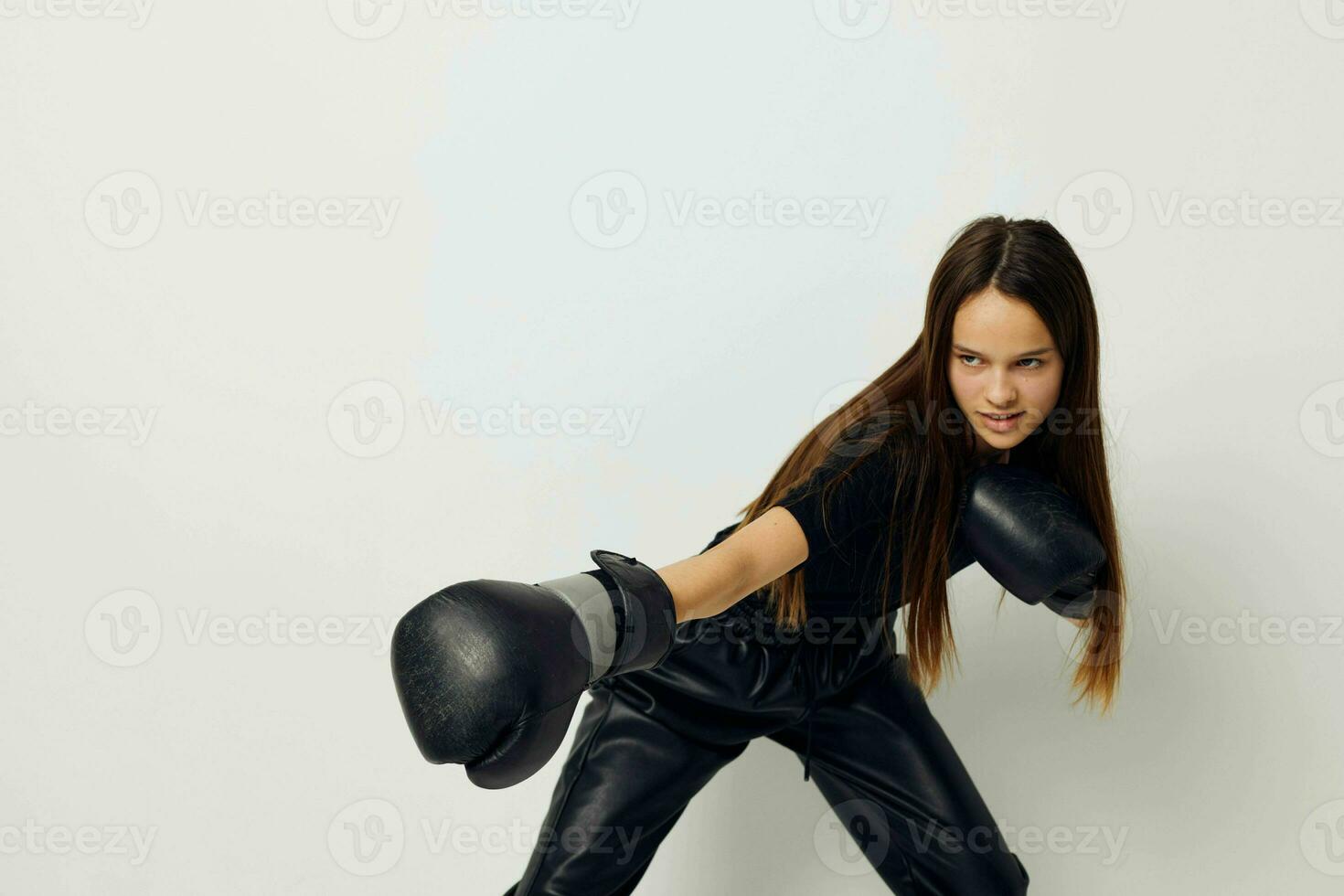 foto bonito niña en negro Deportes uniforme boxeo guantes posando aislado antecedentes