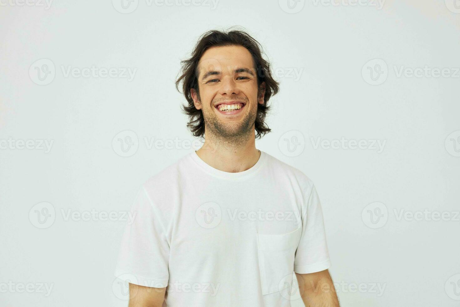 alegre hombre en blanco camiseta Moda recortado ver aislado antecedentes foto