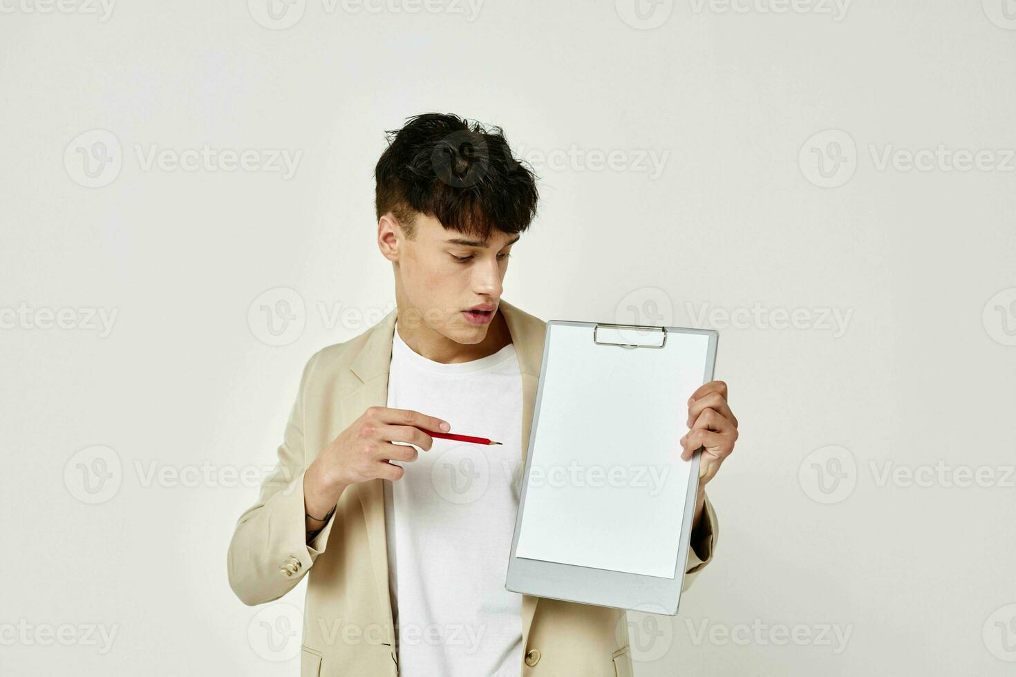 hermoso chico en un beige traje espacio de copia carpeta con documentos estilo de vida inalterado foto