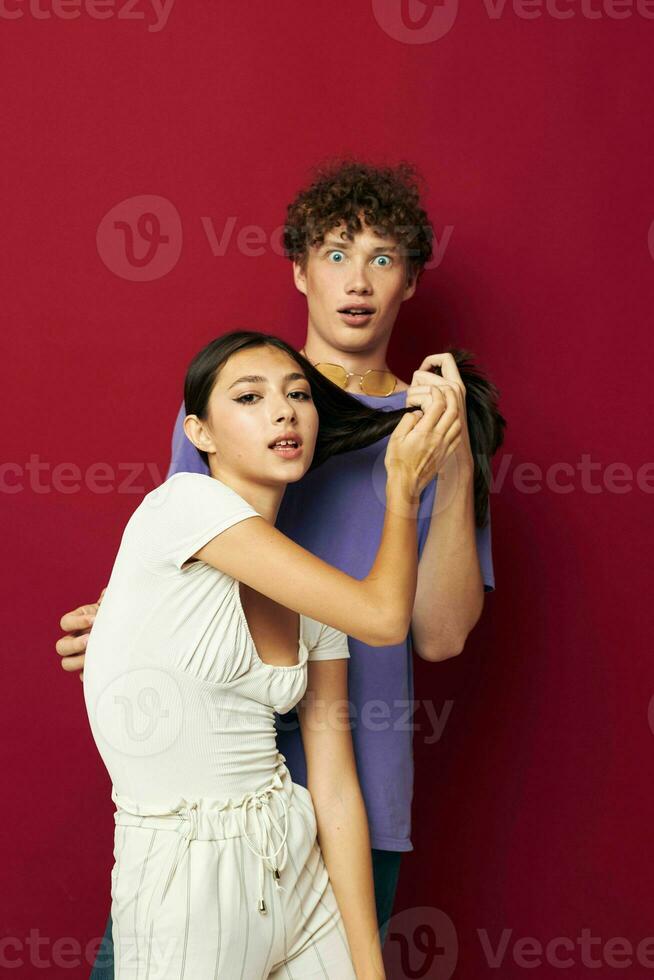 hombre y mujer verano estilo posando Moda emociones juventud estilo foto