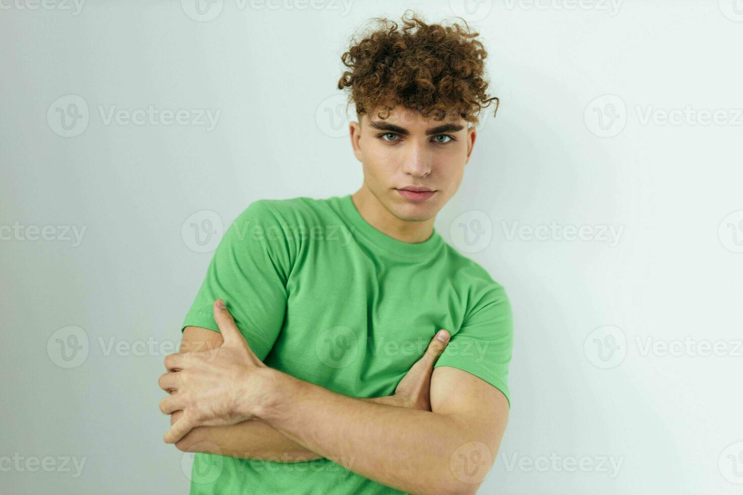 hermoso chico en verde camisetas emociones posando inalterado foto