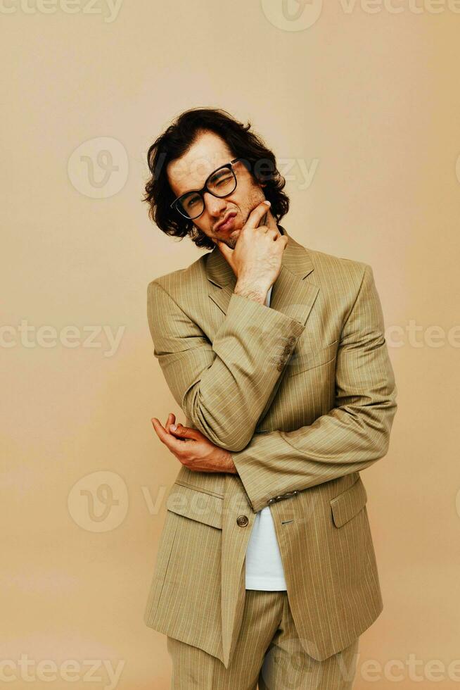 hombre en un traje posando emociones vestir lentes aislado antecedentes foto