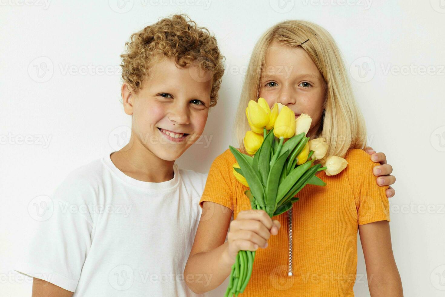retrato de linda niños fiesta amistad con un regalo amarillo flores estilo de vida inalterado foto