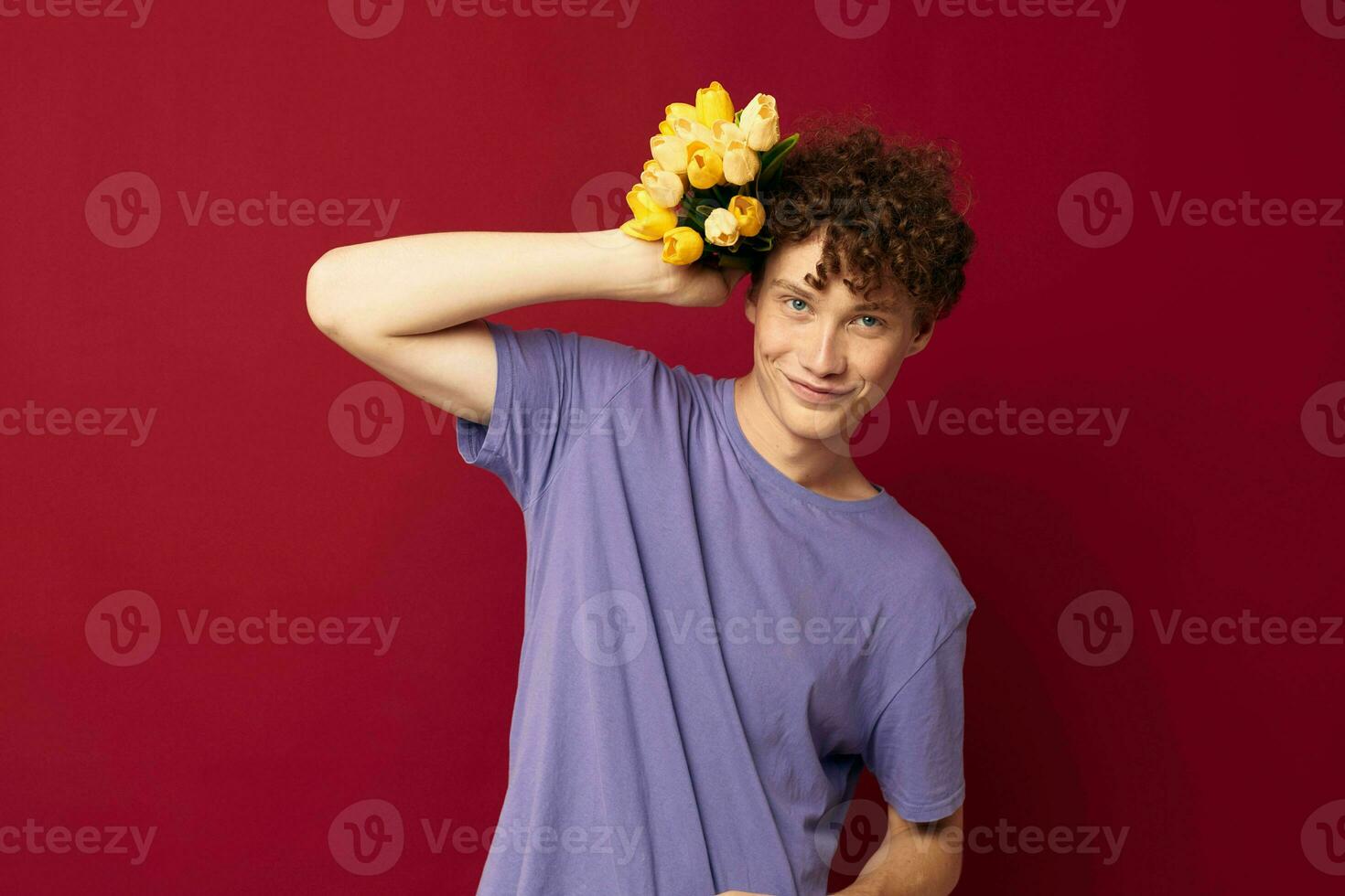 linda adolescente participación un amarillo ramo de flores de flores púrpura camisetas aislado antecedentes inalterado foto