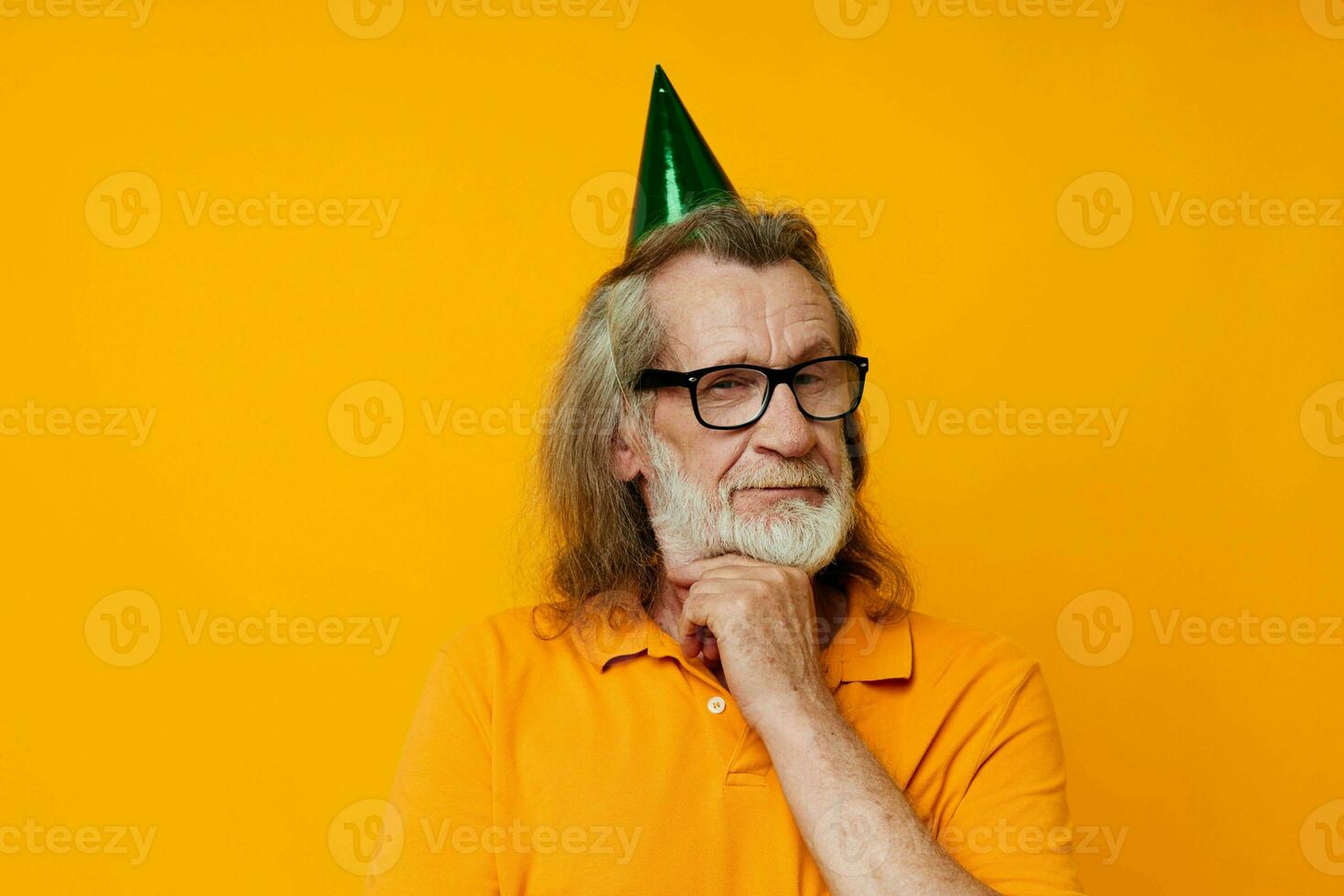 antiguo hombre vistiendo lentes verde gorra en su cabeza fiesta emociones monocromo Disparo foto