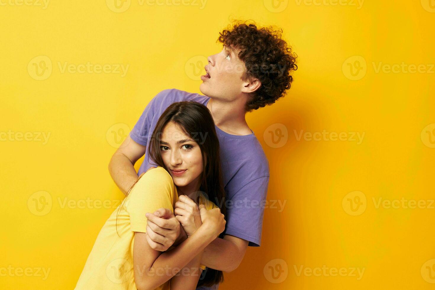 adolescentes en vistoso camisetas posando amistad divertido amarillo antecedentes inalterado foto