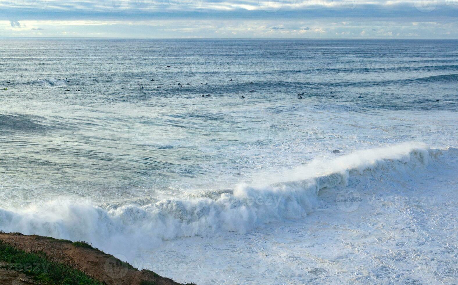 el línea costera de Portugal es el mejor sitio a relajarse. grande olas en el atlántico Oceano para surf y meditación. foto