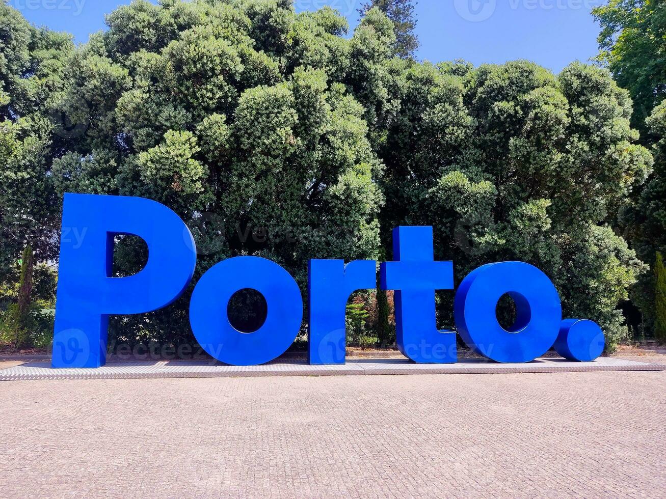 porto famoso histórico ciudad, Portugal. arquitectura de antiguo ciudad. viaje a ribeira y douro río. foto