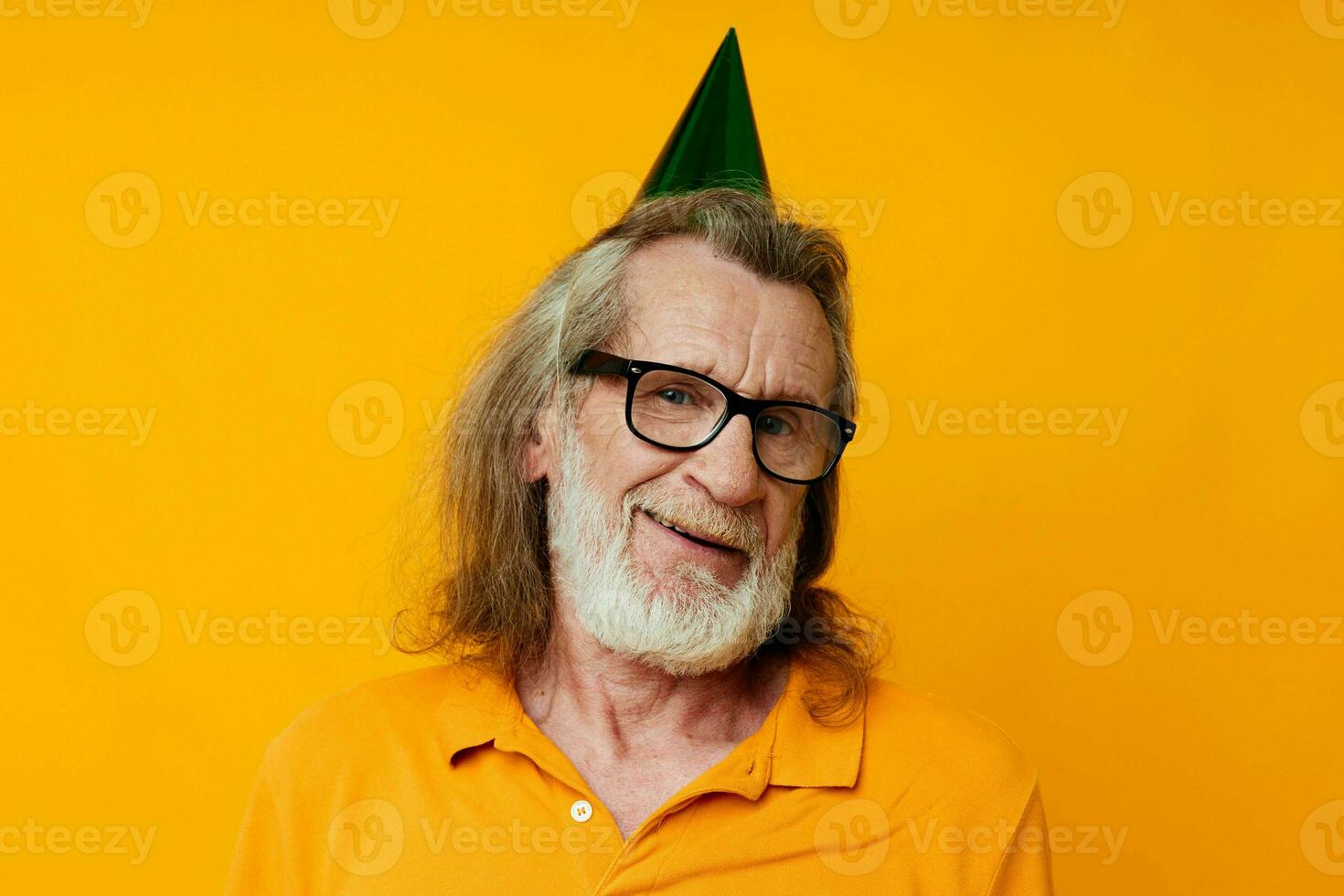 retrato mayor hombre en un amarillo camiseta con un gorra en su cabeza divertido amarillo antecedentes foto