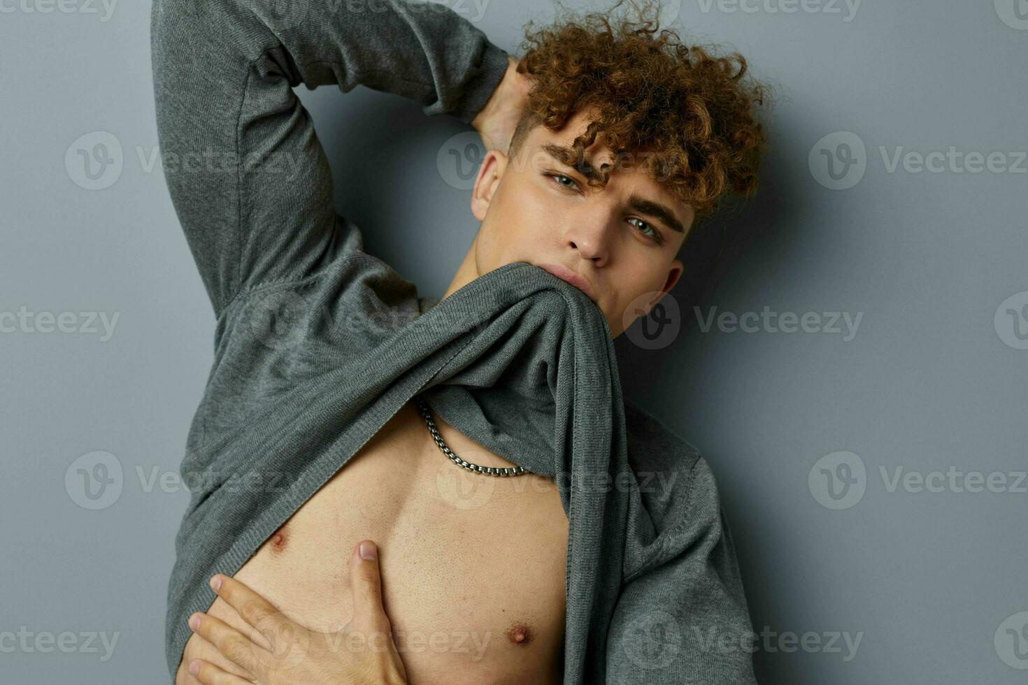 hermoso chico posando inflado torso modelo estilo de vida inalterado foto