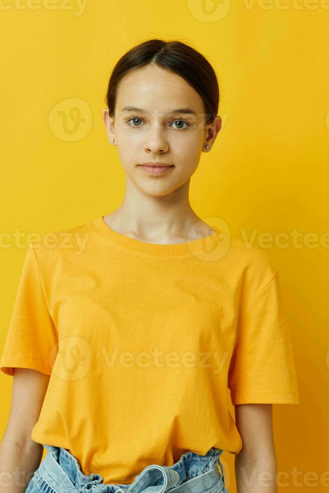 atractivo mujer en Gafas de sol un amarillo camiseta verano estilo aislado antecedentes foto