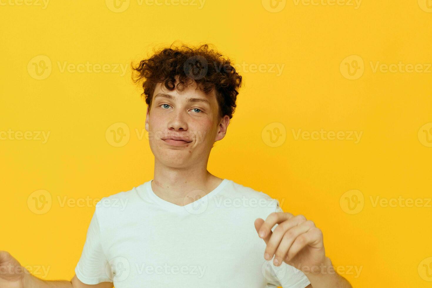 foto de un Pelirrojo chico en un blanco camiseta emociones estilo de vida inalterado