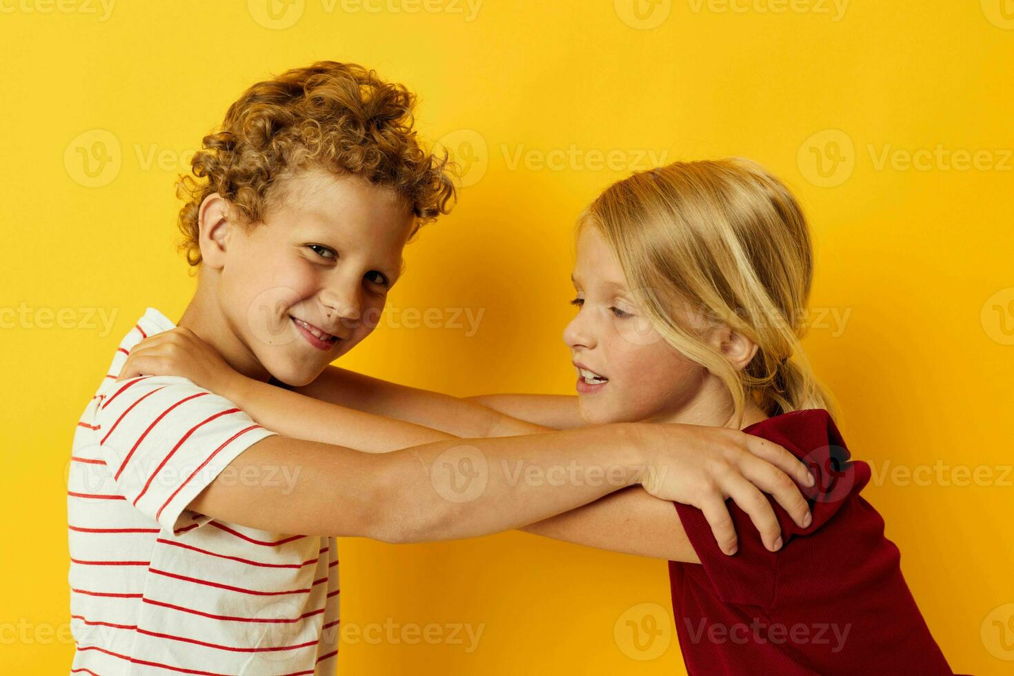 dos alegre niños en pie lado por lado posando infancia emociones en de colores antecedentes foto