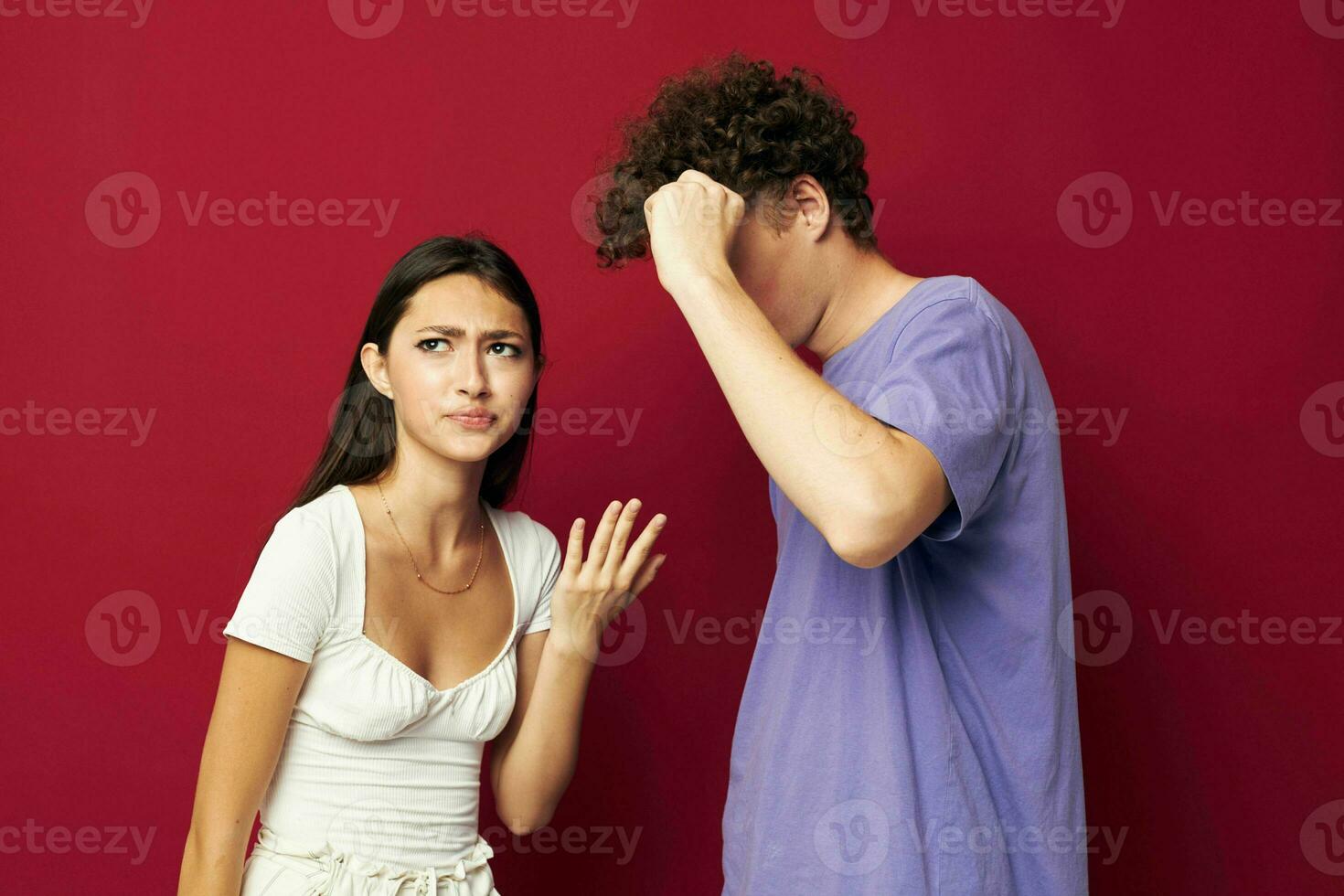 bonito chico y niña mano gesto divertido amistad juventud estilo foto