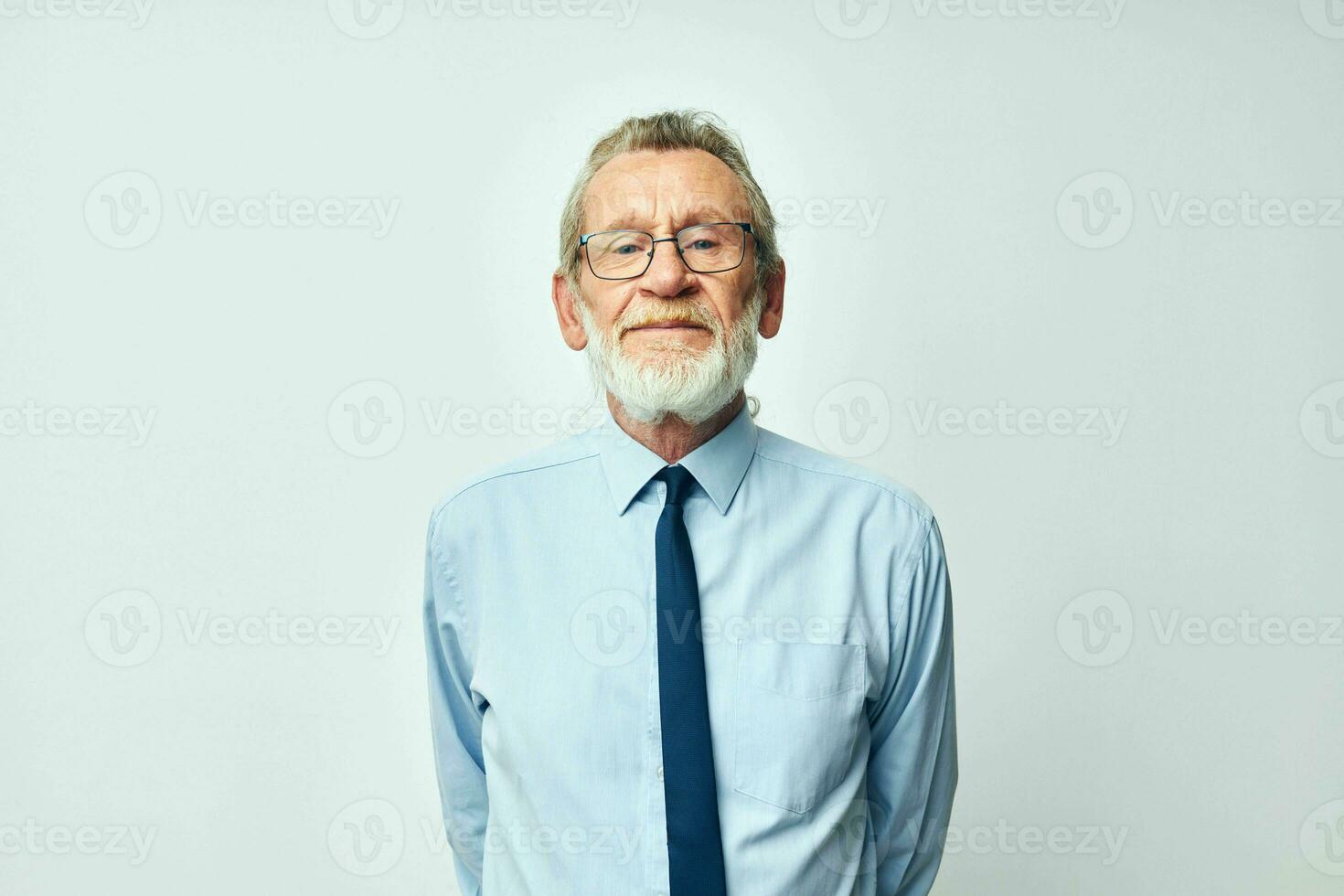 mayor hombre con gris barba en negocio oficina traje foto