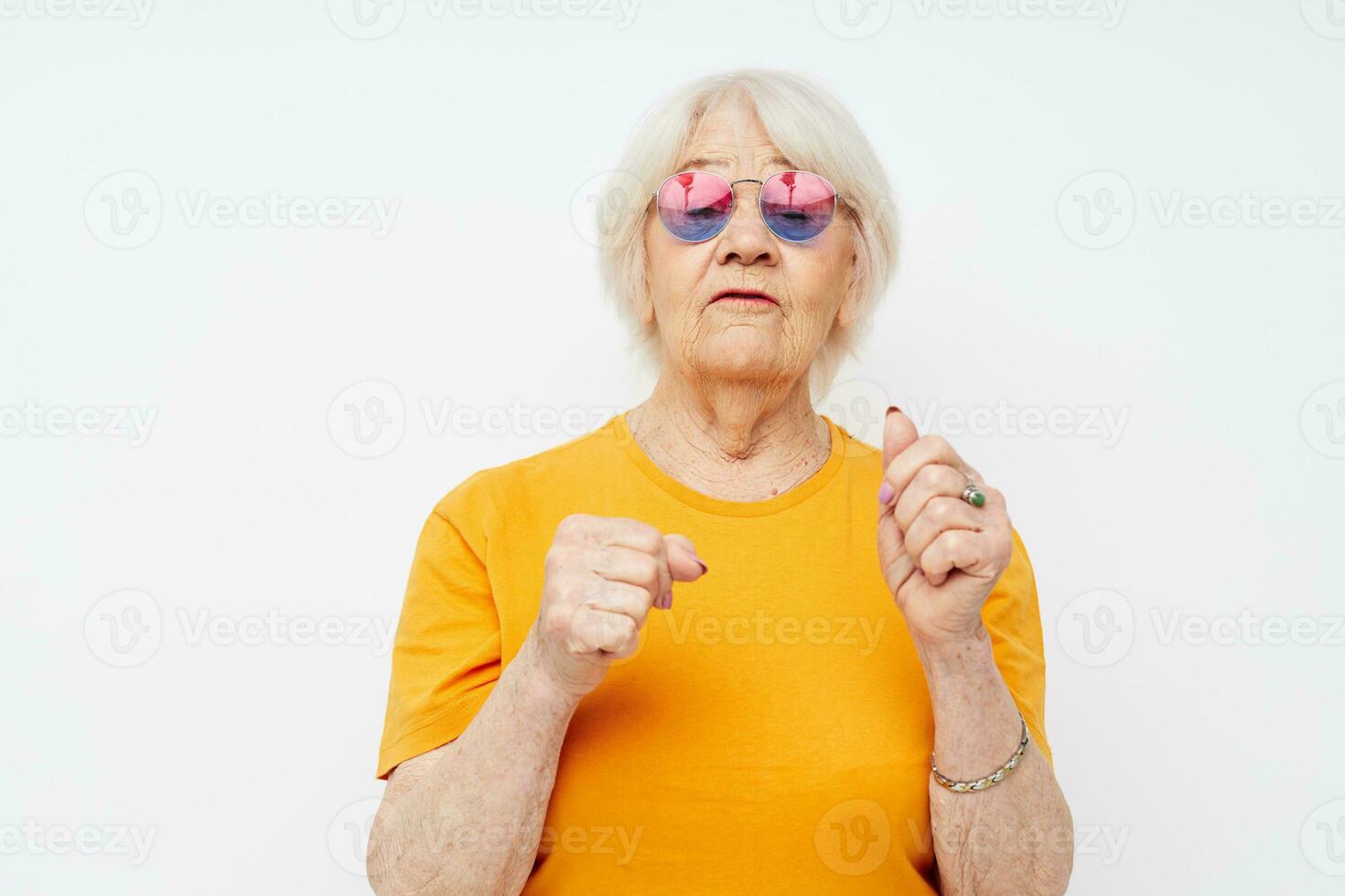 sonriente mayor mujer en de moda lentes mano gestos de cerca emociones foto